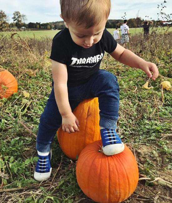 Thiên thần nội y Candice Swanepoel đăng ảnh cho con trai bú