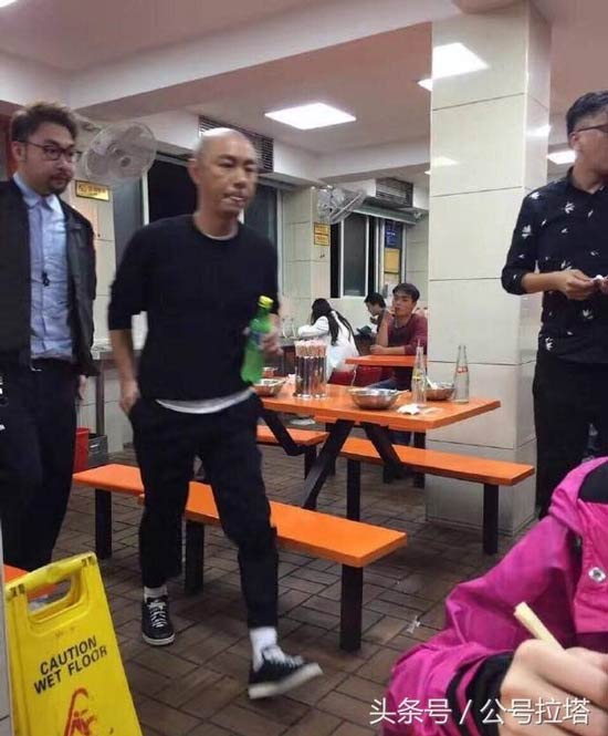 Fans ngao ngán trước hình ảnh Trương Vệ Kiện mua cá ngoài chợ