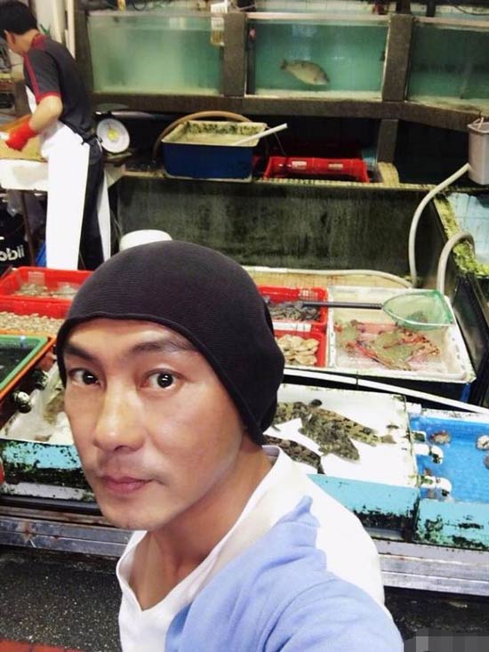 Fans ngao ngán trước hình ảnh Trương Vệ Kiện mua cá ngoài chợ