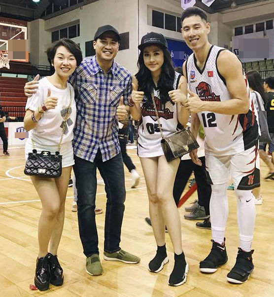 Á hậu Tú Anh đeo đồng hồ đôi, đi xem bóng rổ cùng em chồng Tăng Thanh Hà