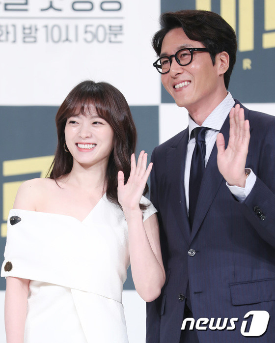 Công bố clip và ảnh hiện trường vụ lật xe khiến tài tử Hàn tử vong