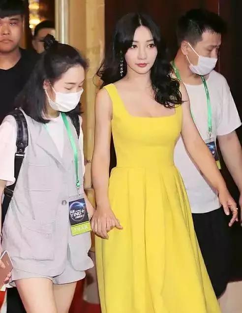 Kiếm tiền dễ như ăn kẹo nhờ làm trợ lý của sao: Sự thật ngỡ ngàng