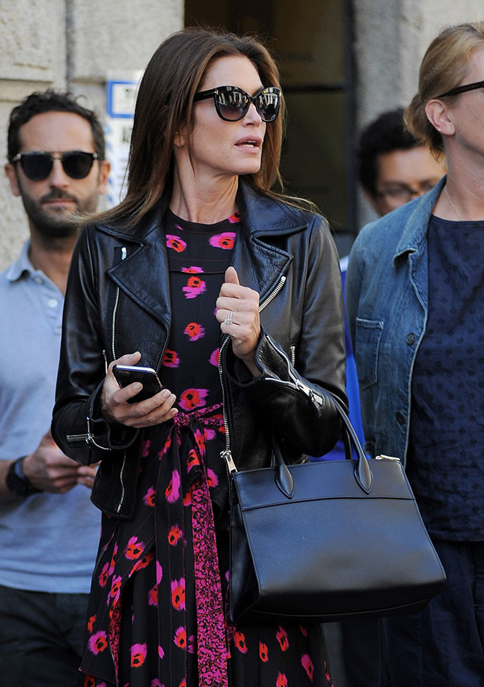 Bóc giá bộ sưu tập túi xách của cựu siêu mẫu Cindy Crawford