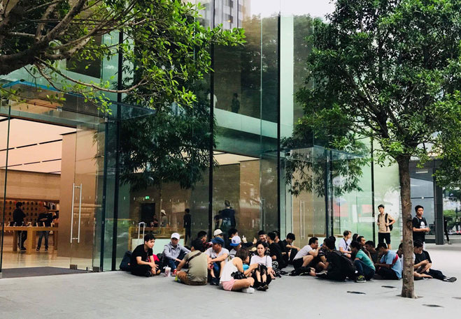 Hàng chục người Việt đến Apple Store trước 3 ngày để mua iPhone X