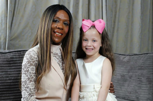 Cặp mẹ con khác màu da đến bác sĩ cũng khó tin là cùng huyết thống