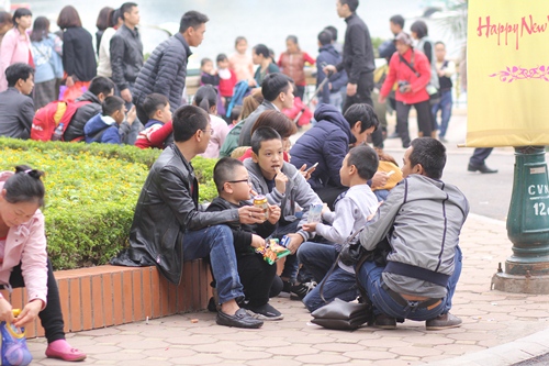 Công viên Thủ Lệ thất thủ vì vạn người kéo về ngày đầu năm mới