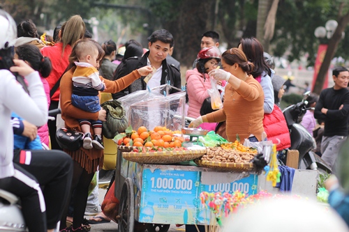Công viên Thủ Lệ thất thủ vì vạn người kéo về ngày đầu năm mới