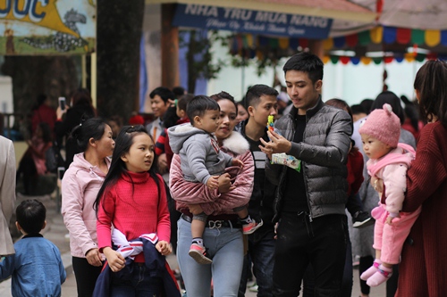 Công viên Thủ Lệ thất thủ vì vạn người kéo về ngày đầu năm mới