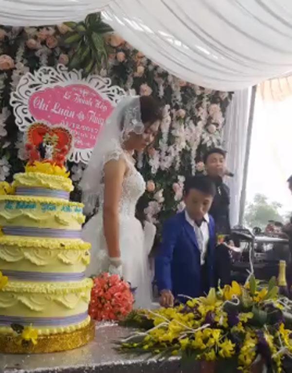 Đám cưới của cô dâu cao 1m65, xinh như hotgirl và chú rể cao 80cm khiến ai cũng ngỡ ngàng Đám cưới của cô dâu cao 1m65, xinh như hotgirl và chú rể cao 80cm khiến ai cũng ngỡ ngàng
