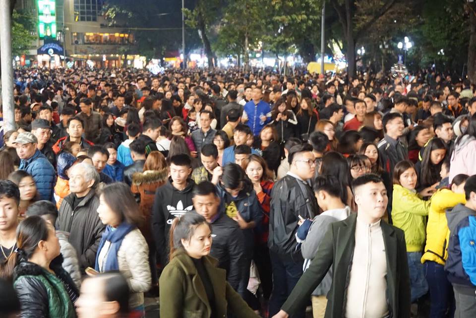 Nhà vệ sinh quá tải vì vạn người đổ về hồ Gươm đón giao thừa