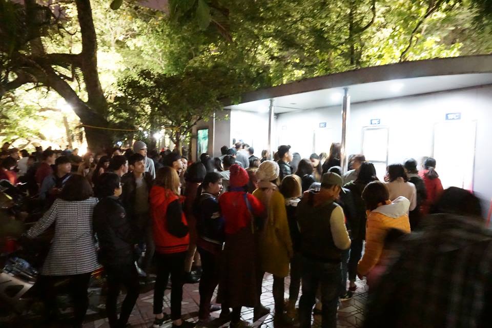 Nhà vệ sinh quá tải vì vạn người đổ về hồ Gươm đón giao thừa