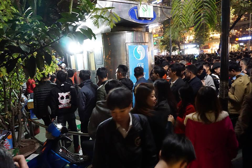 Nhà vệ sinh quá tải vì vạn người đổ về hồ Gươm đón giao thừa