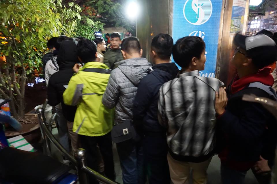 Nhà vệ sinh quá tải vì vạn người đổ về hồ Gươm đón giao thừa