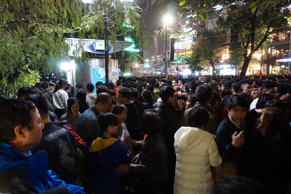 Nhà vệ sinh quá tải vì vạn người đổ về hồ Gươm đón giao thừa