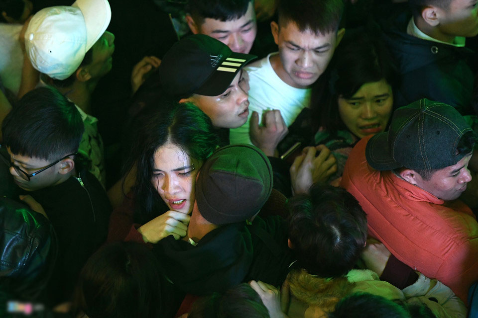 Phố đi bộ thất thủ, thanh niên, phụ nữ ngất xỉu hàng loạt Phố đi bộ thất thủ, thanh niên, phụ nữ ngất xỉu hàng loạt