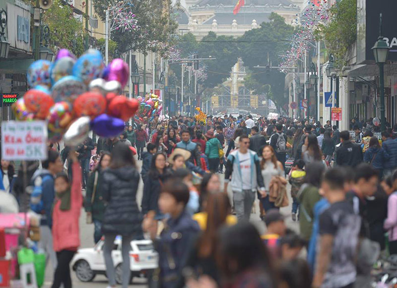 Chùm ảnh: Phố đi bộ hồ Gươm chật kín ngày đầu năm mới, nhiều người xếp hàng dài trước cửa hàng thức ăn nhanh