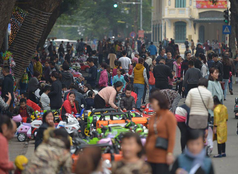 Chùm ảnh: Phố đi bộ hồ Gươm chật kín ngày đầu năm mới, nhiều người xếp hàng dài trước cửa hàng thức ăn nhanh