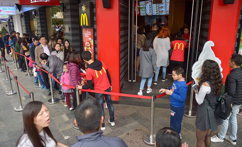 Chùm ảnh: Phố đi bộ hồ Gươm chật kín ngày đầu năm mới, nhiều người xếp hàng dài trước cửa hàng thức ăn nhanh