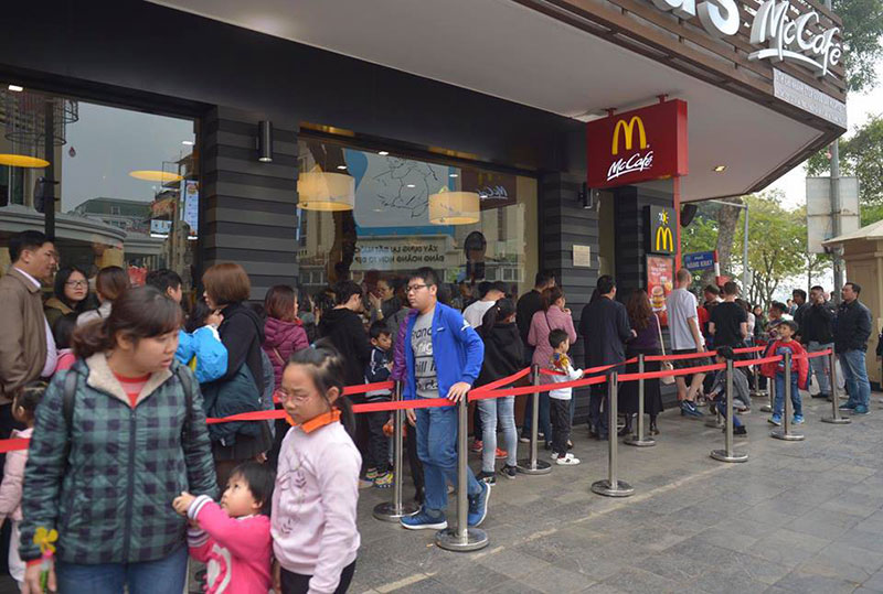 Chùm ảnh: Phố đi bộ hồ Gươm chật kín ngày đầu năm mới, nhiều người xếp hàng dài trước cửa hàng thức ăn nhanh