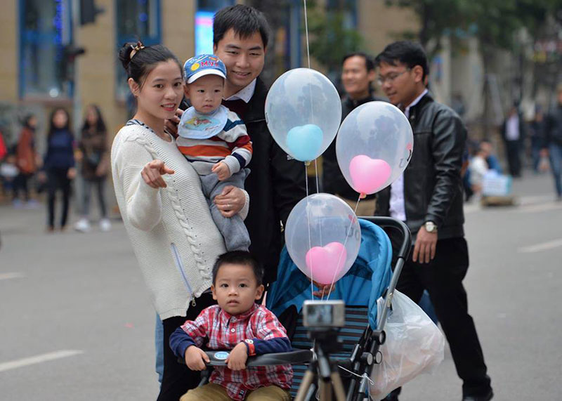 Chùm ảnh: Phố đi bộ hồ Gươm chật kín ngày đầu năm mới, nhiều người xếp hàng dài trước cửa hàng thức ăn nhanh