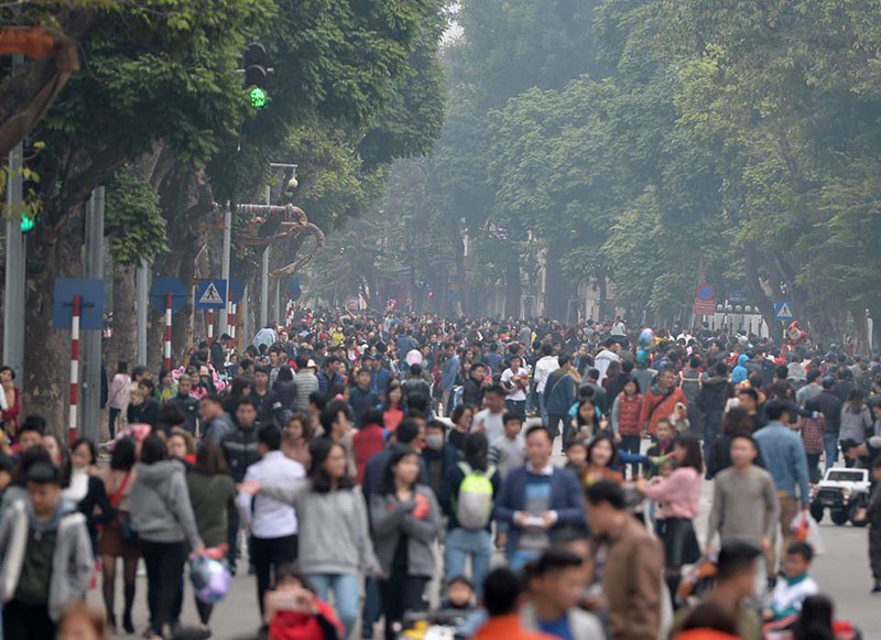 Chùm ảnh: Phố đi bộ hồ Gươm chật kín ngày đầu năm mới, nhiều người xếp hàng dài trước cửa hàng thức ăn nhanh