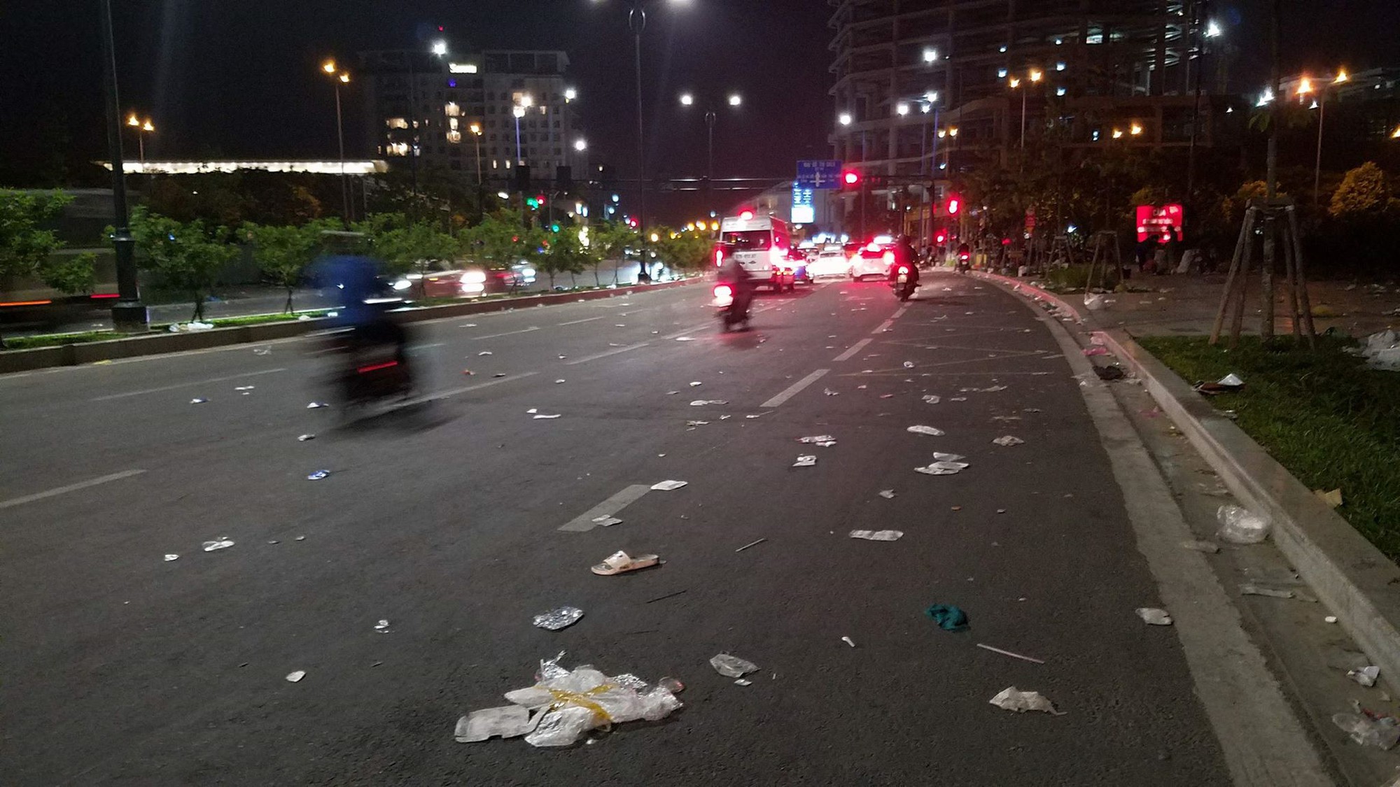 Chùm ảnh: Sau những cuộc vui đêm Giao thừa là hình ảnh rác thải ngập ngụa đầy đường