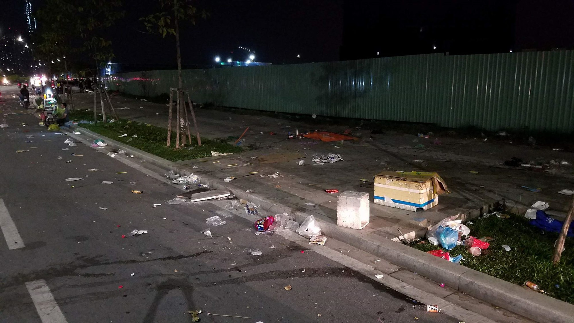 Chùm ảnh: Sau những cuộc vui đêm Giao thừa là hình ảnh rác thải ngập ngụa đầy đường