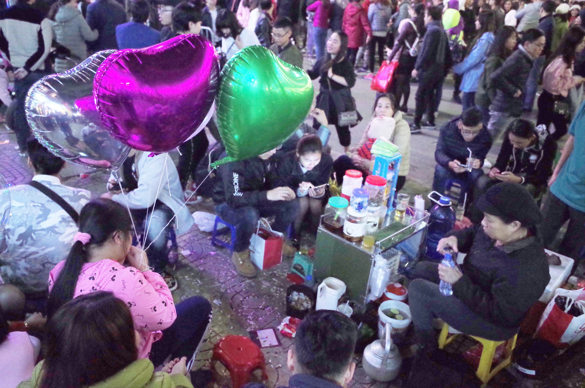 Chùm ảnh: Sau những cuộc vui đêm Giao thừa là hình ảnh rác thải ngập ngụa đầy đường