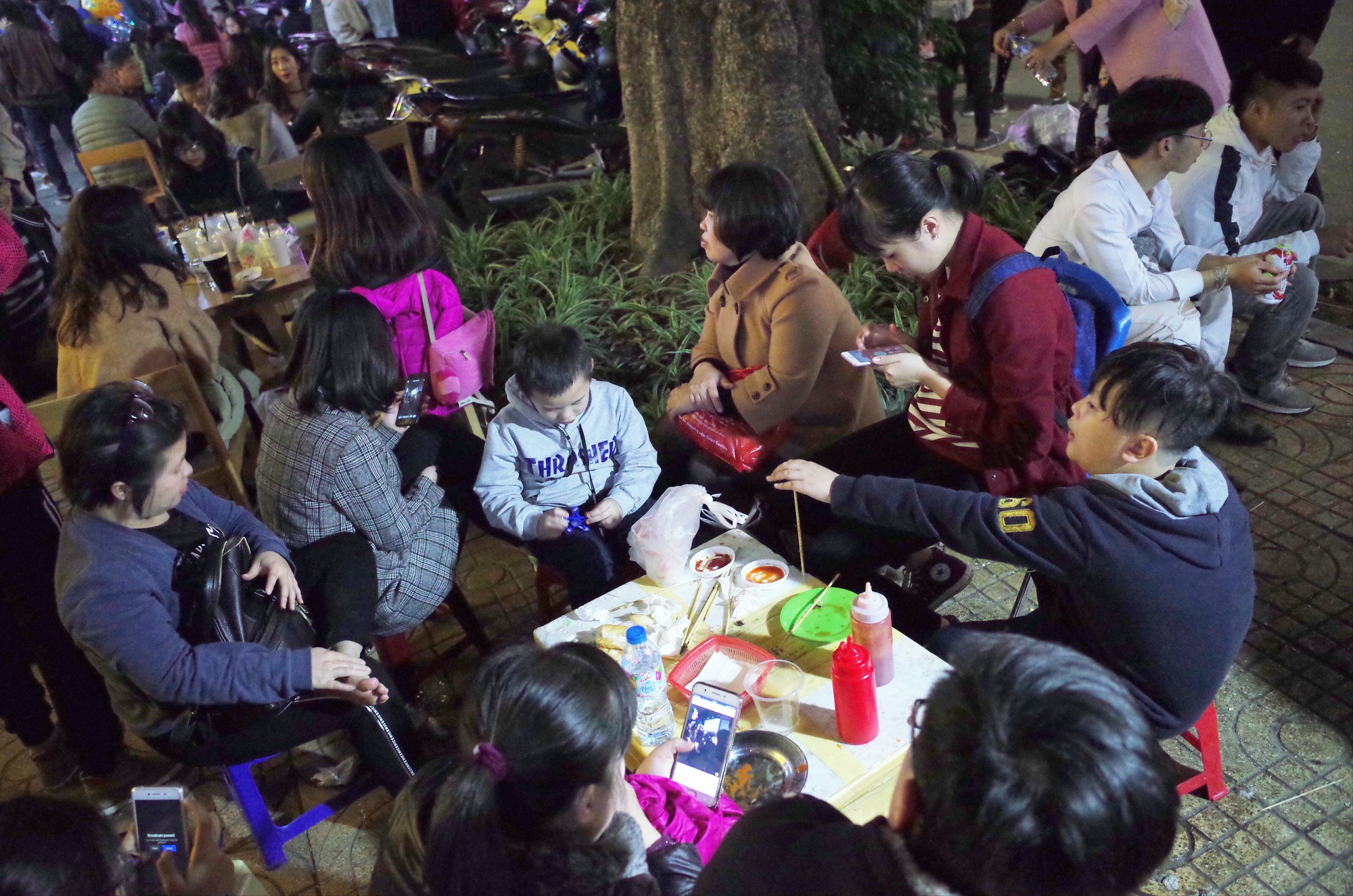 Chùm ảnh: Sau những cuộc vui đêm Giao thừa là hình ảnh rác thải ngập ngụa đầy đường