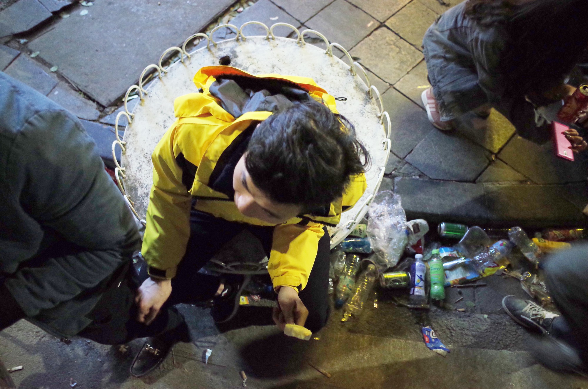 Chùm ảnh: Sau những cuộc vui đêm Giao thừa là hình ảnh rác thải ngập ngụa đầy đường