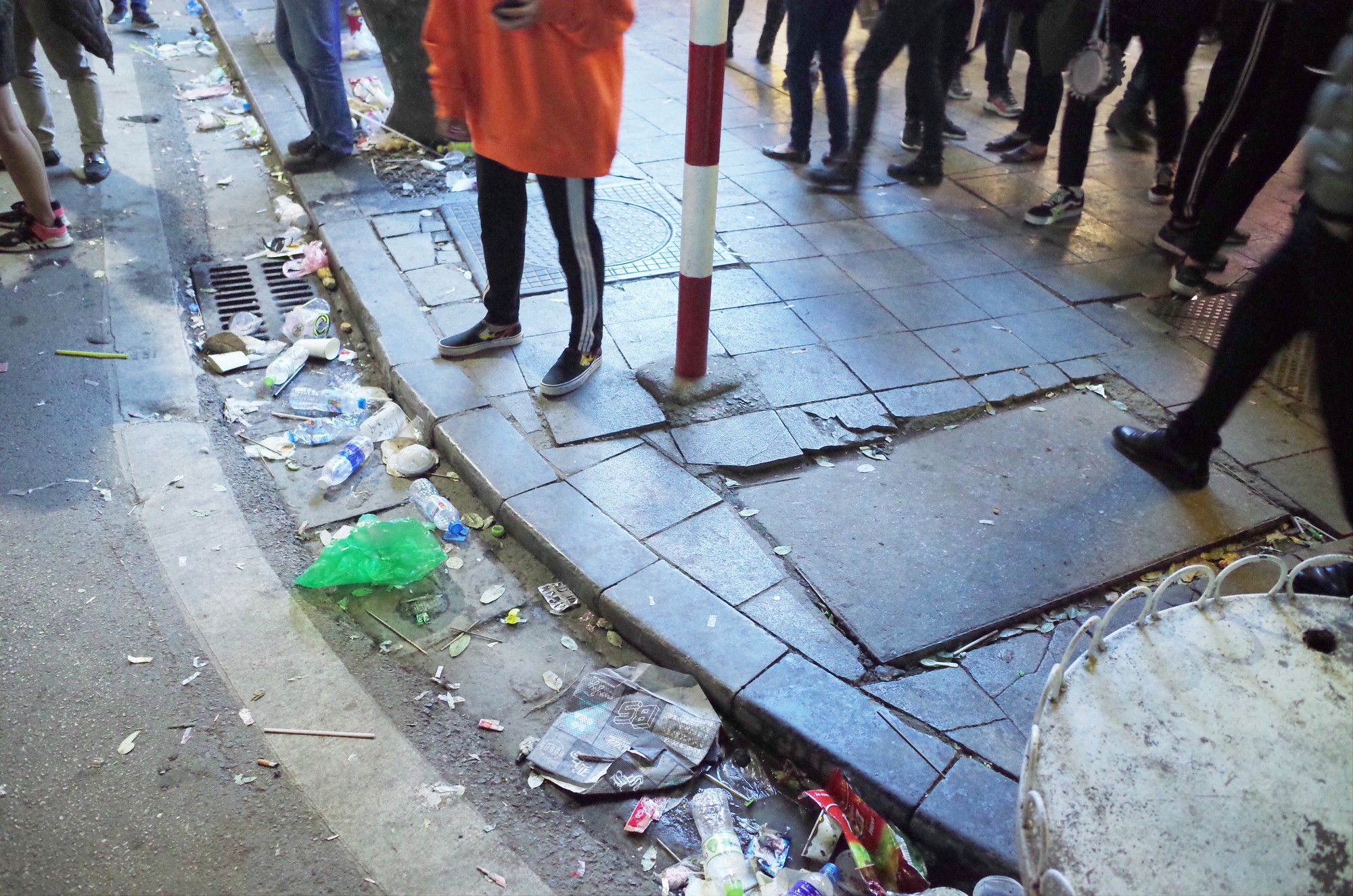 Chùm ảnh: Sau những cuộc vui đêm Giao thừa là hình ảnh rác thải ngập ngụa đầy đường