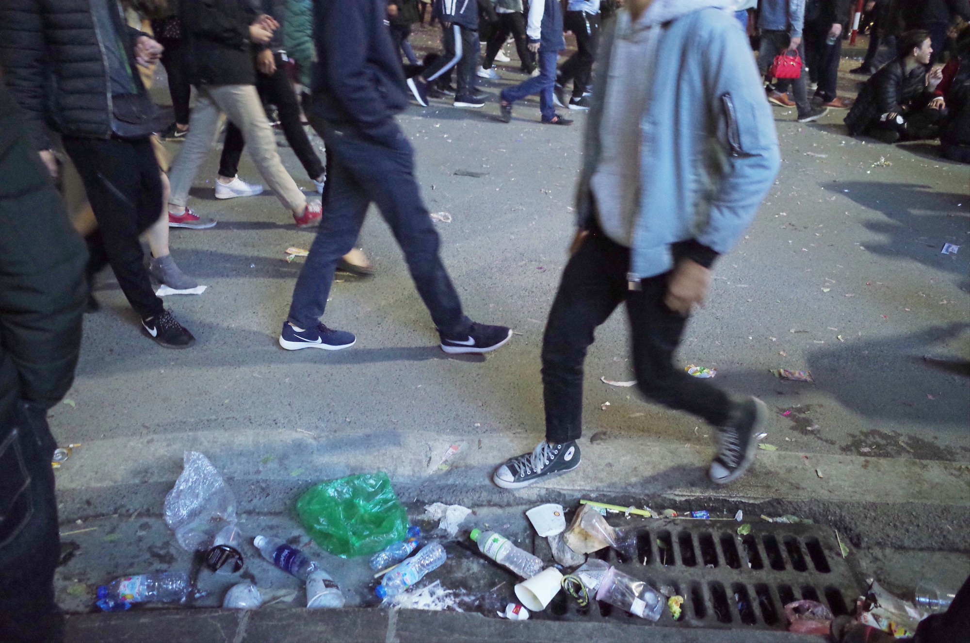 Chùm ảnh: Sau những cuộc vui đêm Giao thừa là hình ảnh rác thải ngập ngụa đầy đường