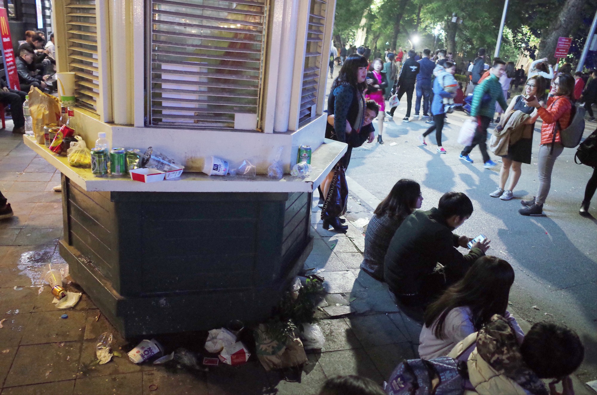 Chùm ảnh: Sau những cuộc vui đêm Giao thừa là hình ảnh rác thải ngập ngụa đầy đường