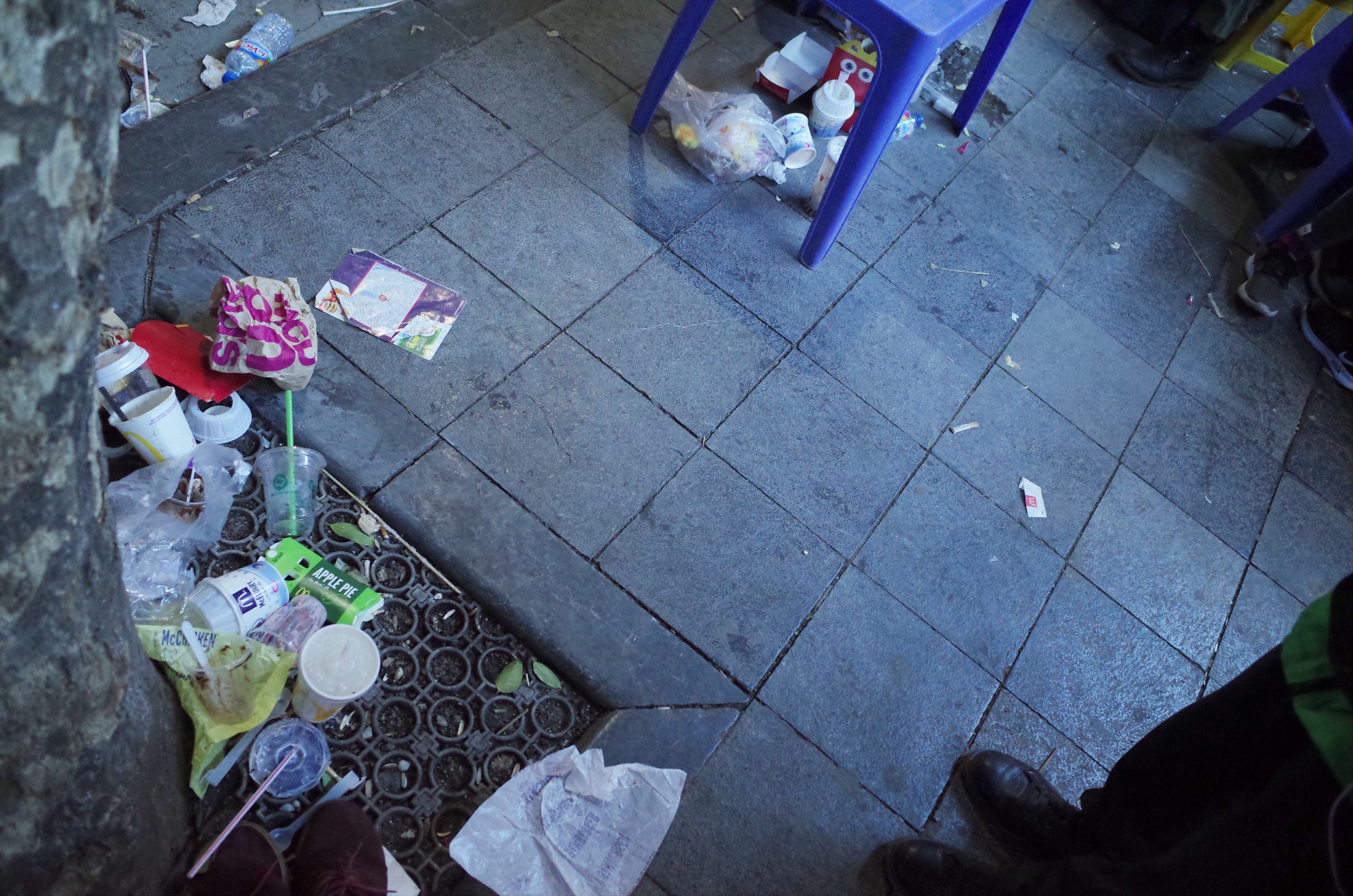 Chùm ảnh: Sau những cuộc vui đêm Giao thừa là hình ảnh rác thải ngập ngụa đầy đường