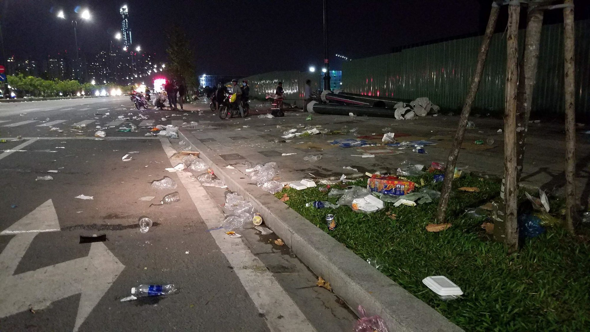 Chùm ảnh: Sau những cuộc vui đêm Giao thừa là hình ảnh rác thải ngập ngụa đầy đường