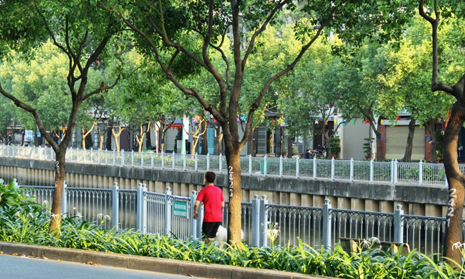 Phố phường Sài Gòn tĩnh lặng đến lạ thường trong ngày đầu năm mới Phố phường Sài Gòn tĩnh lặng đến lạ thường trong ngày đầu năm mới