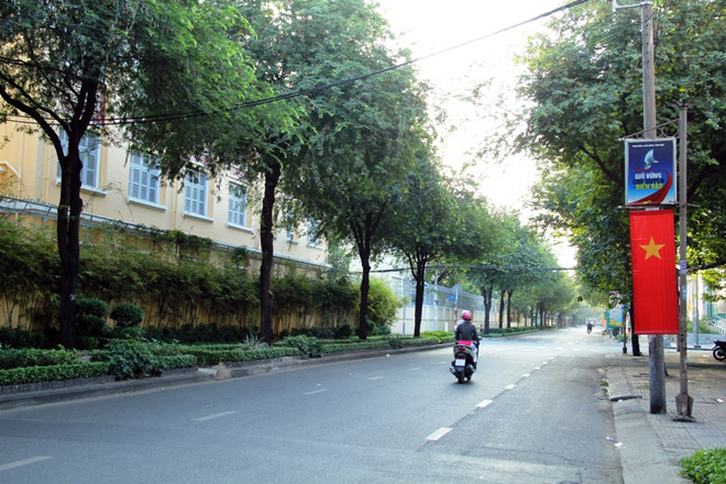Phố phường Sài Gòn tĩnh lặng đến lạ thường trong ngày đầu năm mới