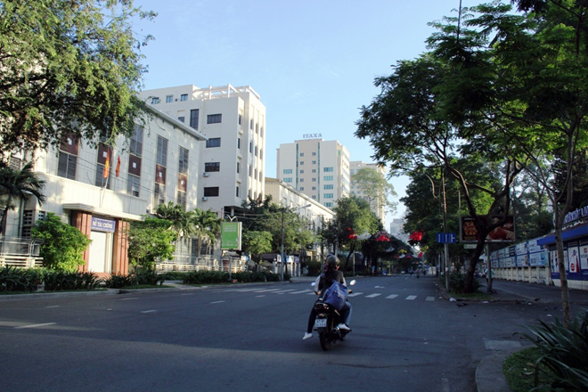 Phố phường Sài Gòn tĩnh lặng đến lạ thường trong ngày đầu năm mới