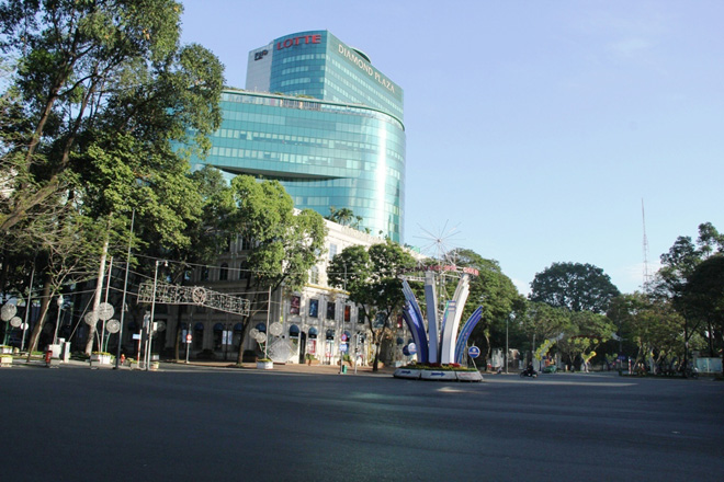 Phố phường Sài Gòn tĩnh lặng đến lạ thường trong ngày đầu năm mới