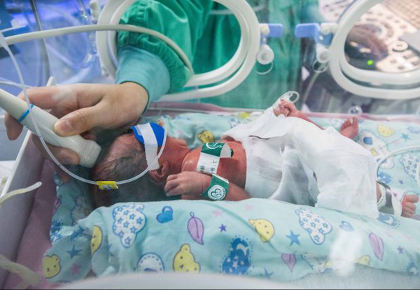 Chị em sinh ba chào đời cách nhau hai ngày