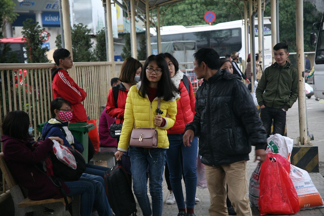 Cửa ngõ thành phố đông nghẹt khi người dân trở về sau kỳ nghỉ lễ Tết Dương lịch