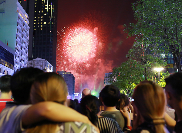 Biển người đón năm mới 2018 ở trung tâm Sài Gòn, Hà Nội Biển người đón năm mới 2018 ở trung tâm Sài Gòn, Hà Nội