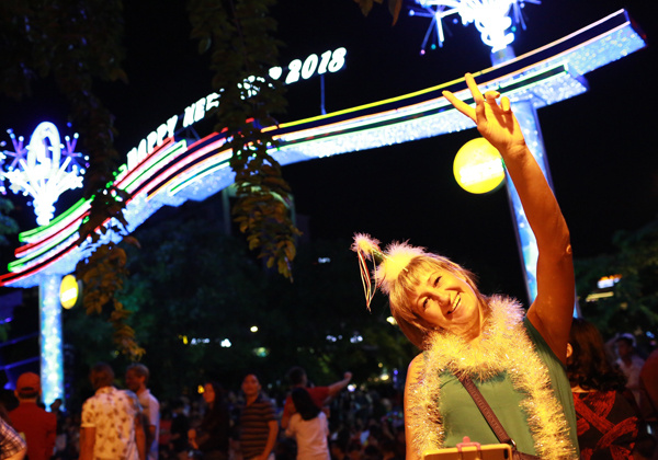 Biển người đón năm mới 2018 ở trung tâm Sài Gòn, Hà Nội