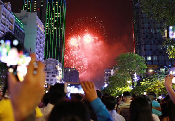 Biển người đón năm mới 2018 ở trung tâm Sài Gòn, Hà Nội Biển người đón năm mới 2018 ở trung tâm Sài Gòn, Hà Nội