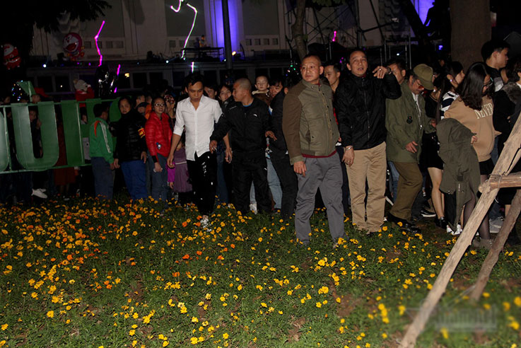 Vườn hoa hồ Gươm bị san phẳng sau đêm giao thừa