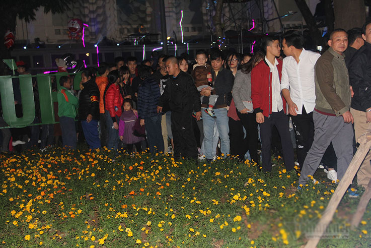 Vườn hoa hồ Gươm bị san phẳng sau đêm giao thừa