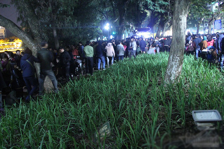 Vườn hoa hồ Gươm bị san phẳng sau đêm giao thừa