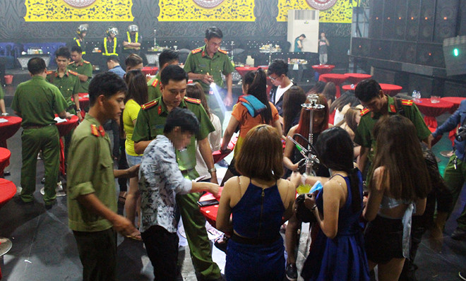 Khách chơi nhốn nháo chạy khi cảnh sát xuất hiện ở quán bar