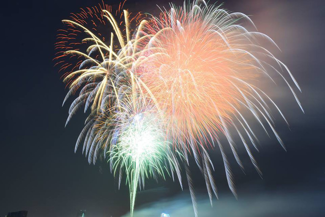 Chùm ảnh: Người dân Đà Nẵng và Sài Gòn mãn nhãn trước loạt pháo hoa đẹp rực rỡ mừng năm mới 2018