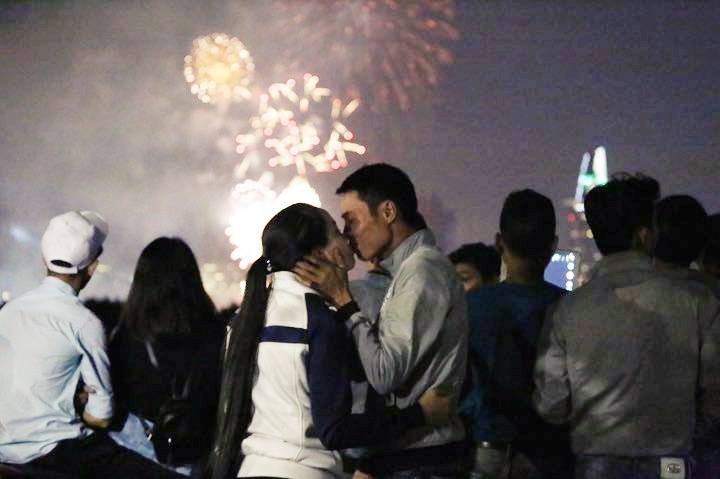 Chùm ảnh: Người dân Đà Nẵng và Sài Gòn mãn nhãn trước loạt pháo hoa đẹp rực rỡ mừng năm mới 2018